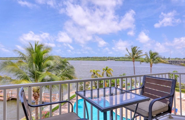 Beautiful Waterfront Condo! Amazing view! Mins to Beach! Great location!