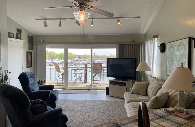 Beautiful Waterfront Condo - Peaceful and Relaxing
