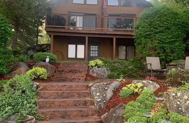 Beautiful Whitefish Chain cabin, surrounded by nature, bring the family!