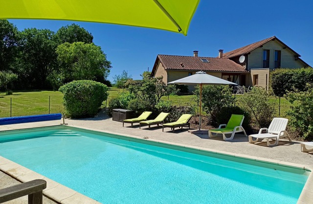 Beautiful wooden house and independent studio. Private pool