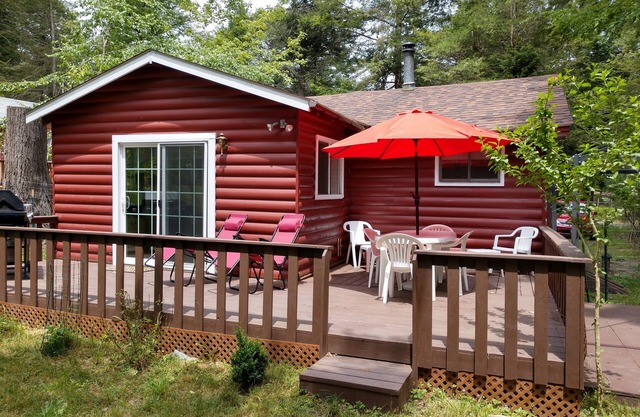 Beautiful woodland cabin with all new furniture, linens, electronics, appliances