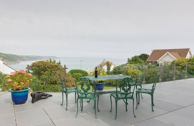 Beautifully appointed home 5 mins to beach.