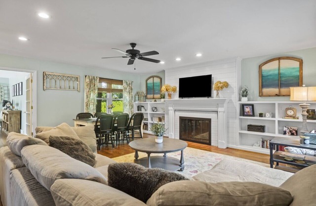 Beautifully decorated, 15-20 min to downtown Cincy.