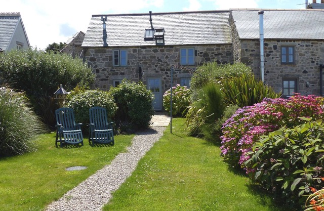 Beautifully furnished Cornish cottage with sea views from all rooms
