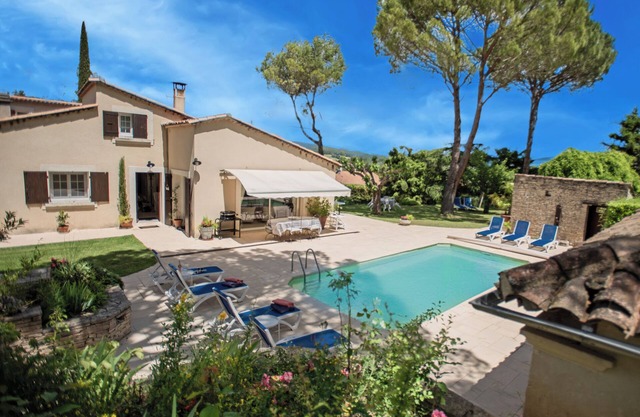 Beautifully located villa with piano and own pool
