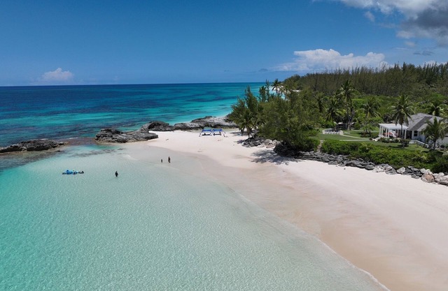 Beautifully relaxing Beach Front Cottage, Prime Banks Road Location