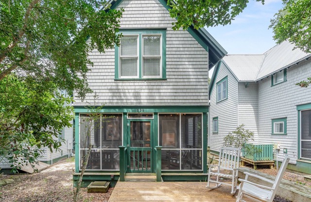 Beautifully renovated 3 bedroom home in Surfman's Walk near East Beach!