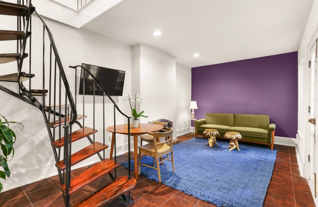 Beautifully Remodeled French Quarter Townhome w Pool Courtyard WD. Close to CBD!