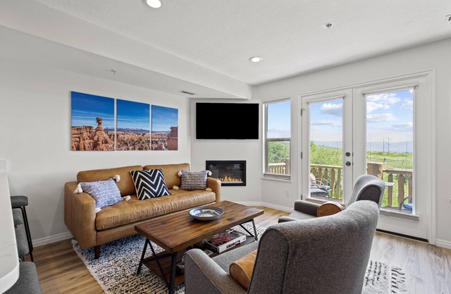 Beautifully remodeled condo, clean/cozy and minutes form Powder and Snowbasin.