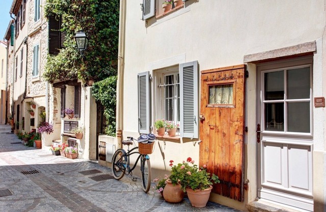 Beautifully renovated townhouse for 4 guests in Antibes with outdoor space.