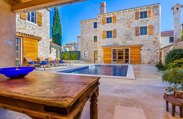 Beautifully Renovated Traditional Stone Villa, Private Pool in the Picturesque Village of Sisan!