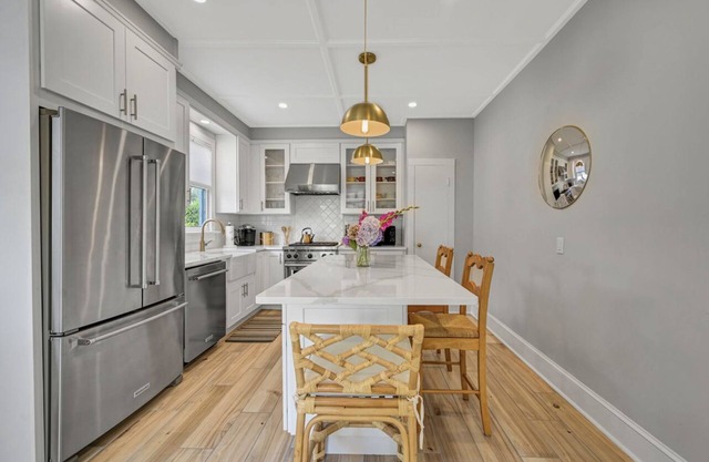 Beautifully renovated 2 Bedroom, 1st Floor apt -Greenport Village, Walk to town!