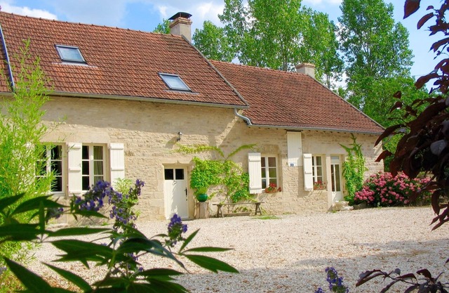 Beautifully restored farmhouse, magnificent views in central Burgundy