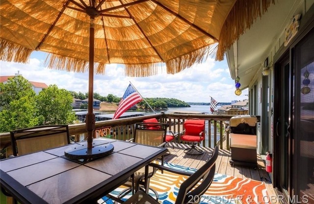 BEAUTIFULLY UPDATED LAKEFRONT CONDO & OVERSIZED DECK, WI-FI, 2 Pools, hot tub.