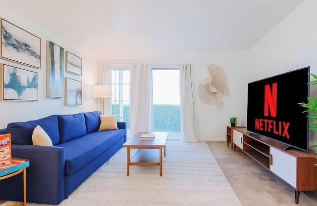 Beauty 1BR 1B w/Pool! Walk to MALL & BARS