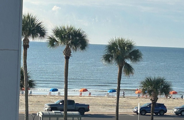 BEAUTY AND THE BEACH TOP FLOOR CONDO WITH ELEVATOR, GULF VIEWS