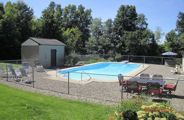 Beauty & tranquility awaits you at Ellis Haven guest suite with kitchen & pool