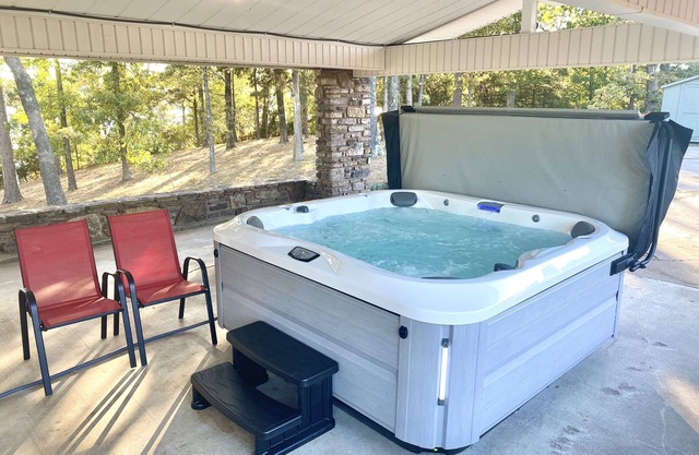 Beaver Lake Front! Hot-Tub! Private Gated Oasis!
