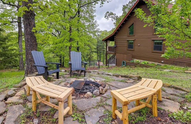 Beaver Lake Vacation Rental w/Private Hot Tub!