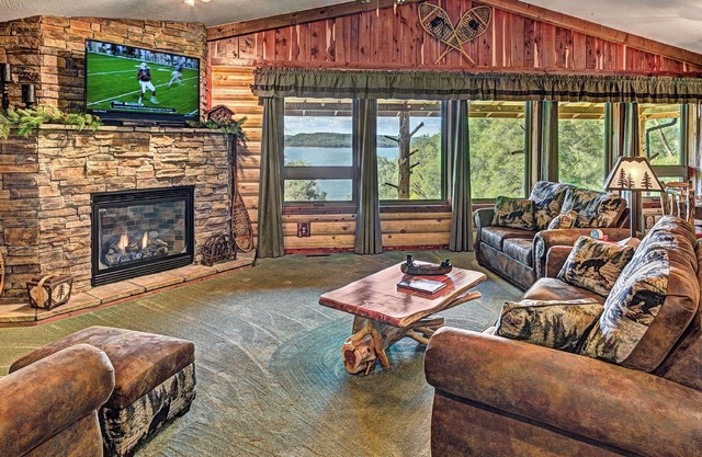 Beaver Lake Waterfront Homestead House with Hot Tub ON Beaver Lake w/Dock/Slips. Rate based on 4 people.