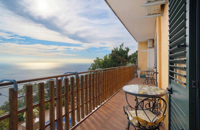 Bed and Breakfast 'Camera Amalfi Con Vista Mare' with Sea View, Wi-Fi and Air Conditioning
