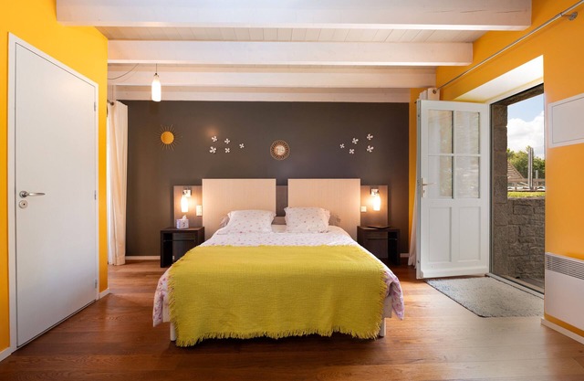 Bed and Breakfast 'Chambre Magnolia' with Shared Pool, Shared Terrace and Wi-Fi