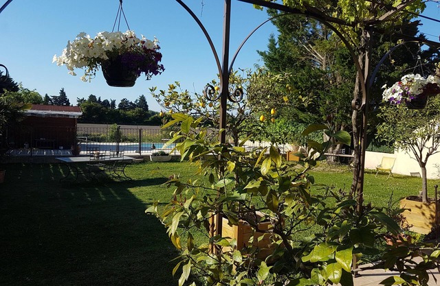 Bed and Breakfast Fleur de Garance with swimming pool 2 km from Isle sur la Sorgue