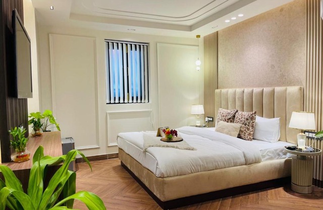 Bedchambers, Saket