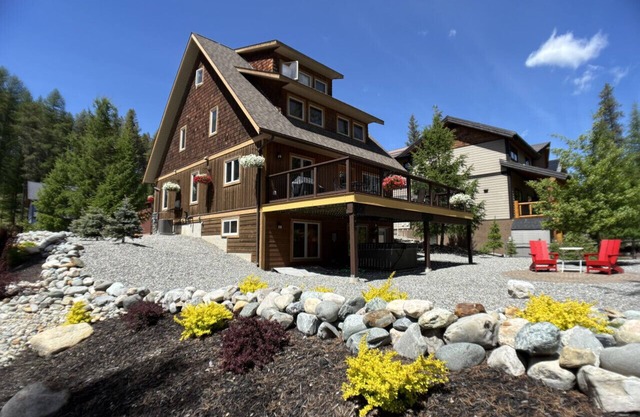 Bedrooms Galore! Custom Ski Resort Home. Short Flat Walk to Main Lift.