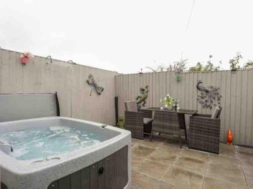 Beeches Bach, 1 bedroom cottage with hot tub