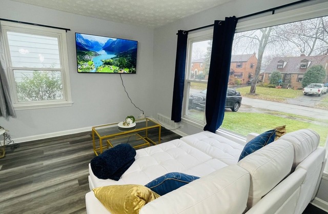 Beechwood Graceful Getaway – Maple Heights Comfort