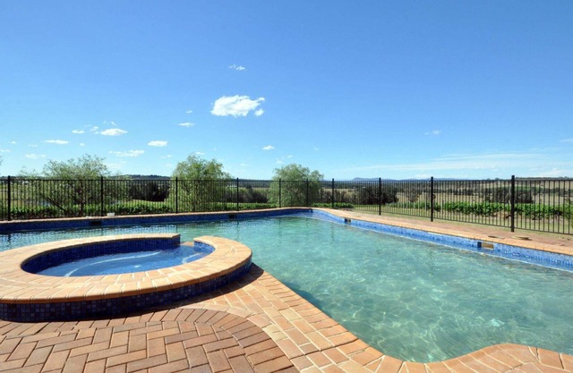 Beggars Bridge Vineyard Homestead w/pool + wifi + tennis + vineyard