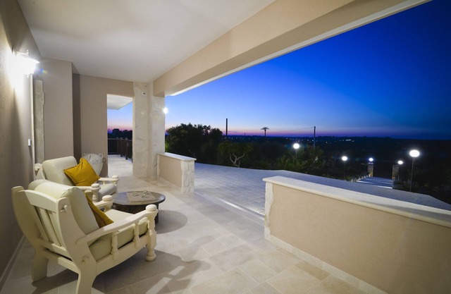 Bella Luna Villa with Pool