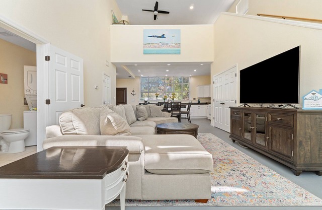 Bella Villa Loft Suite- Conveniently located near NAS!