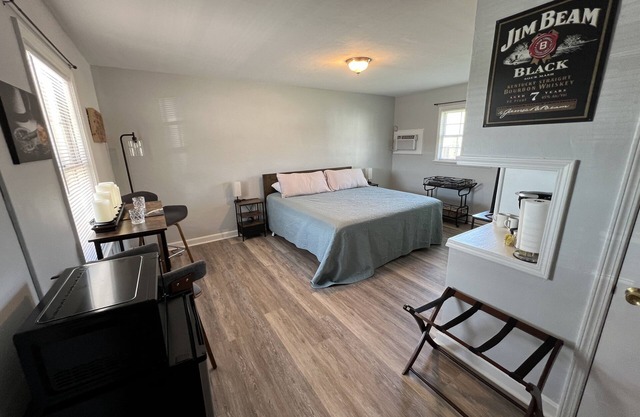 Belle Beam Room-easy walk to downtown & 10mins to distilleries-NO Cleaning Fee!