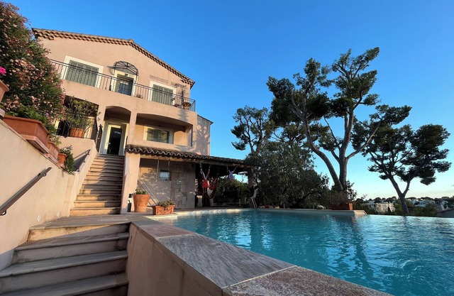 Belle Villa au Dessus du Port Dans la Verdure