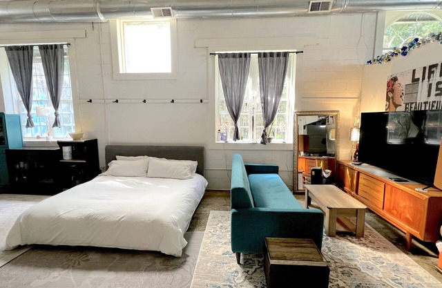 BeltLine Loft 2/1 Huge Backyard, Privacy and Space