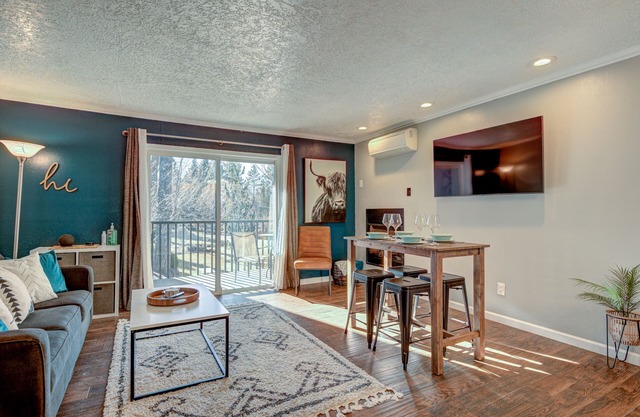 "Bend Bungalow" Elegant Second-Floor Condo Near Downtown Bend