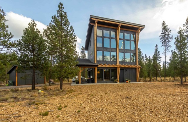 Bend Modern Pine Chalet - A Contemporary Family Getaway Outside of Sunriver