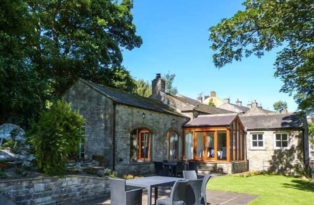 BENINGBOROUGH, luxury holiday cottage, with open fire in Middleham