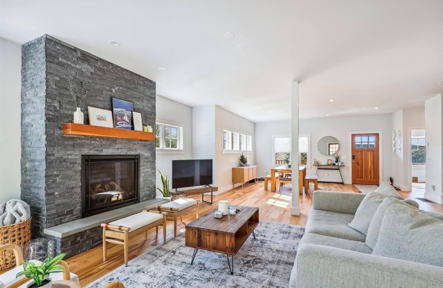 Benjamin Trail 90: roomy 5 br with gas fireplace, a/c, and garage