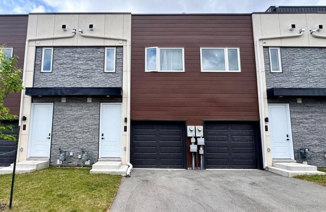 Bentley Commons Fallsview Towns - 2 Adjacent Units