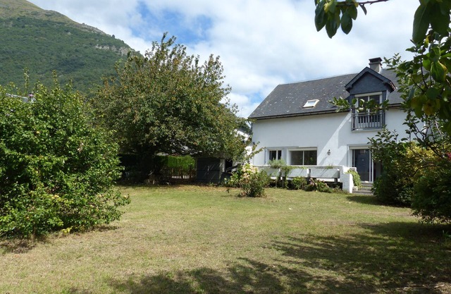 BERAFIA House 15 pers, 5 ch 3 bathrooms large garden in the heart of the village