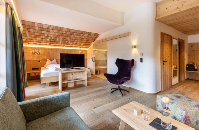 "Bergquell" suite, separate WC and bath/shower (4-6 n.) - Nature and wellness hotel