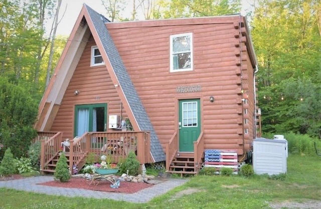 Berkshires Cabin steps from Lake
