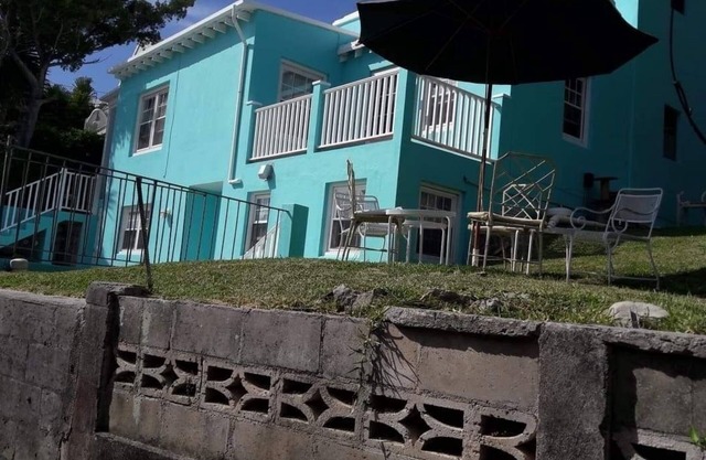Bermudaful Oasis. Close to transportation.