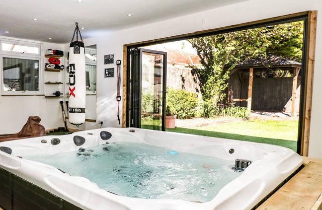 BERROW LODGE, pet friendly, with hot tub in Burnham-On-Sea