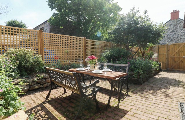 BERT'S BARN, pet friendly, character holiday cottage in Mullion