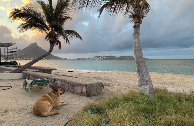 Best beachfront location ! Bobs 3-bedroom house WiFi, AC ,fireplace,Sunsets sand