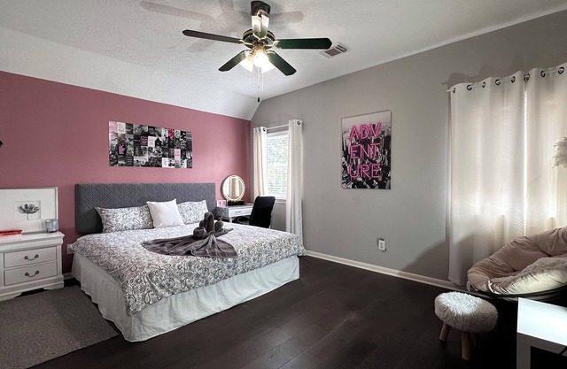 Best King Bedroom near Sugarland Center and Houston hotspot/papasan/fridge